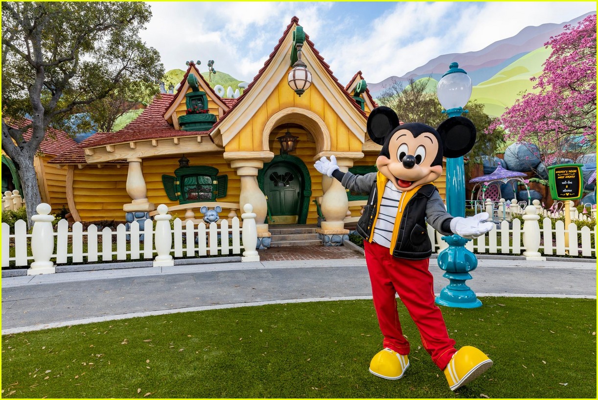 mickeys toontown reopens this weekend heres whats new 17