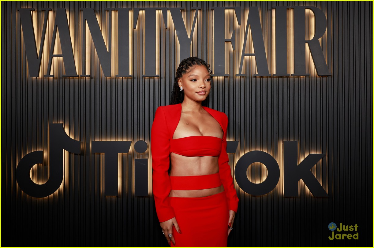 halle bailey hosts vanity fair young hollywood party with julia garner paul mescal 26