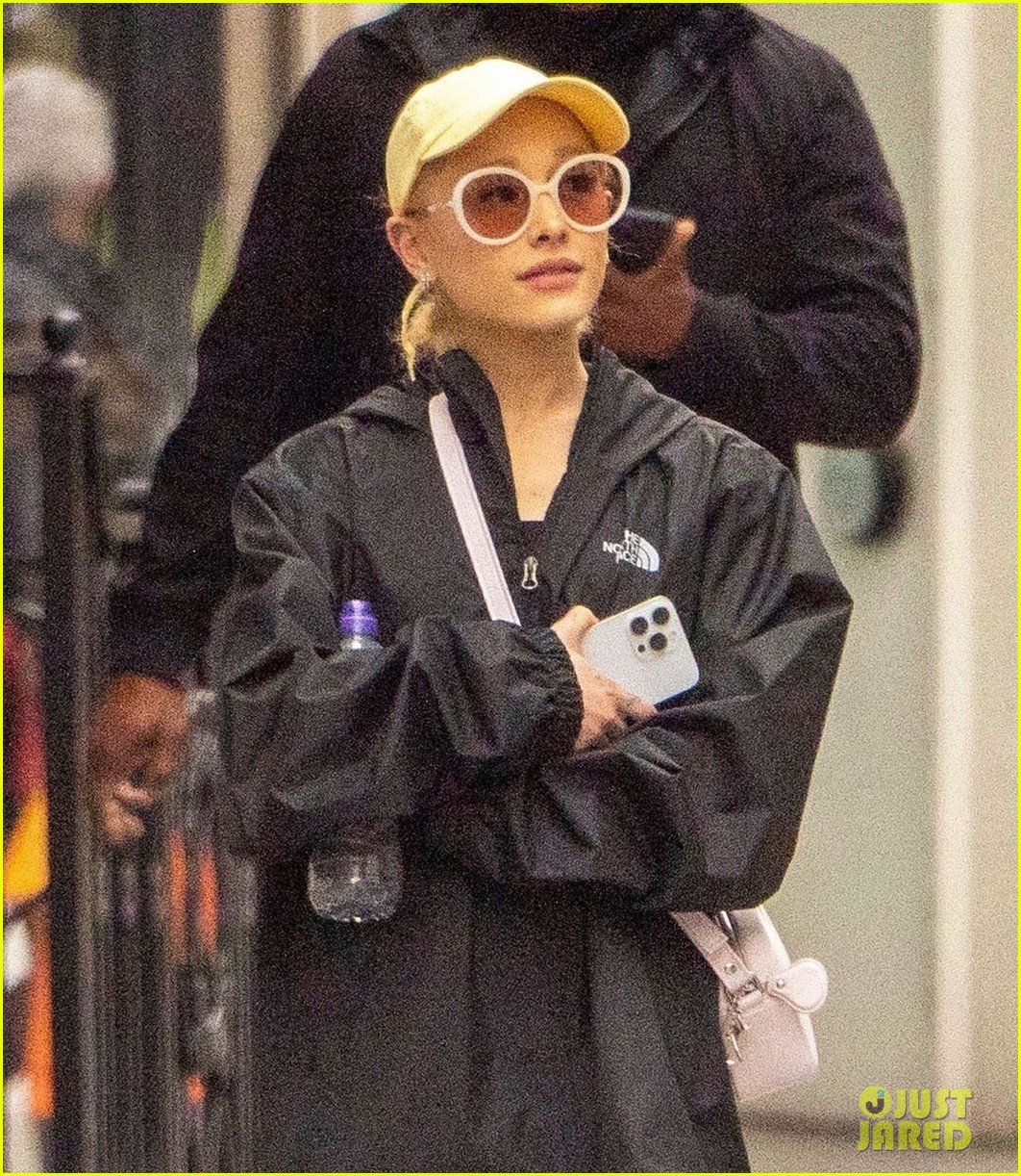 ariana grande does some shopping in london 01