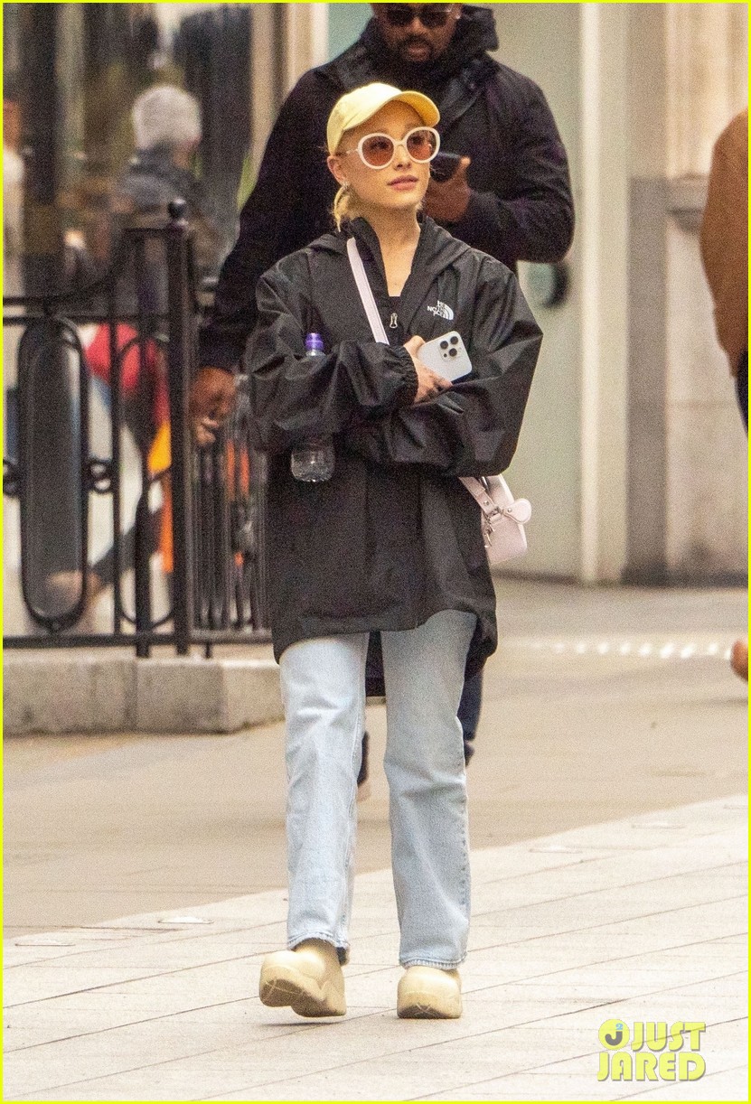 ariana grande does some shopping in london 04