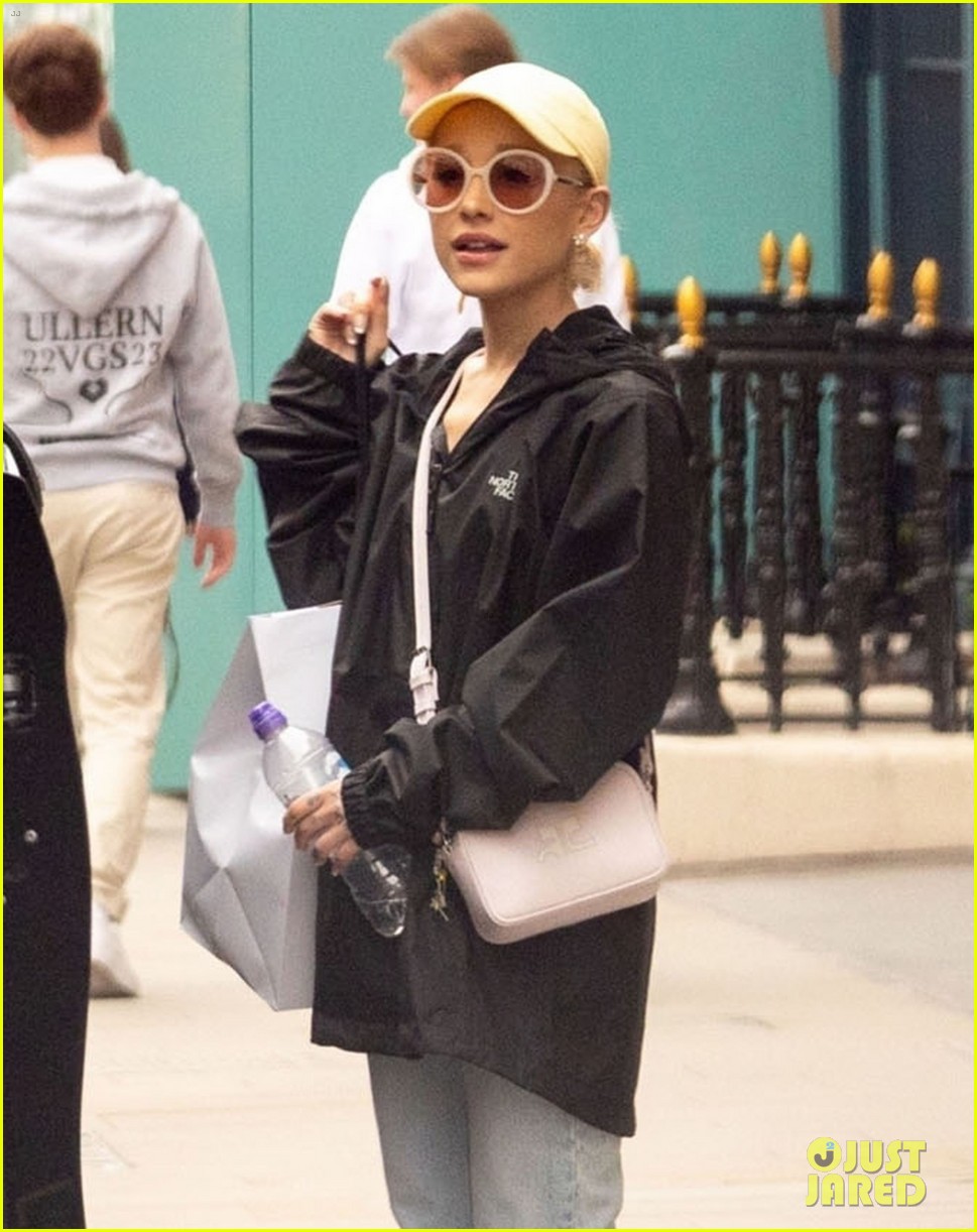 ariana grande does some shopping in london 05