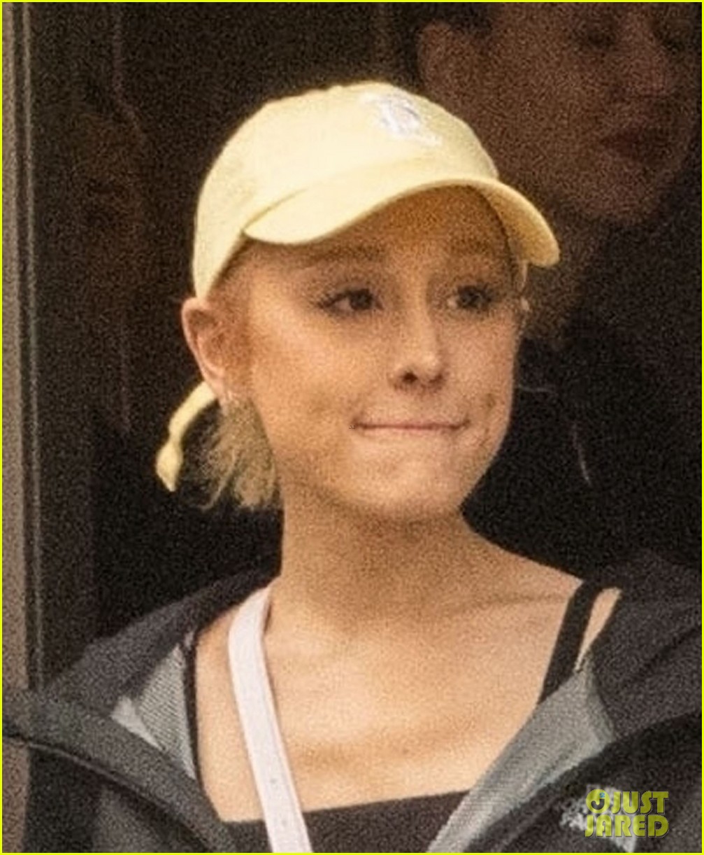 ariana grande does some shopping in london 07