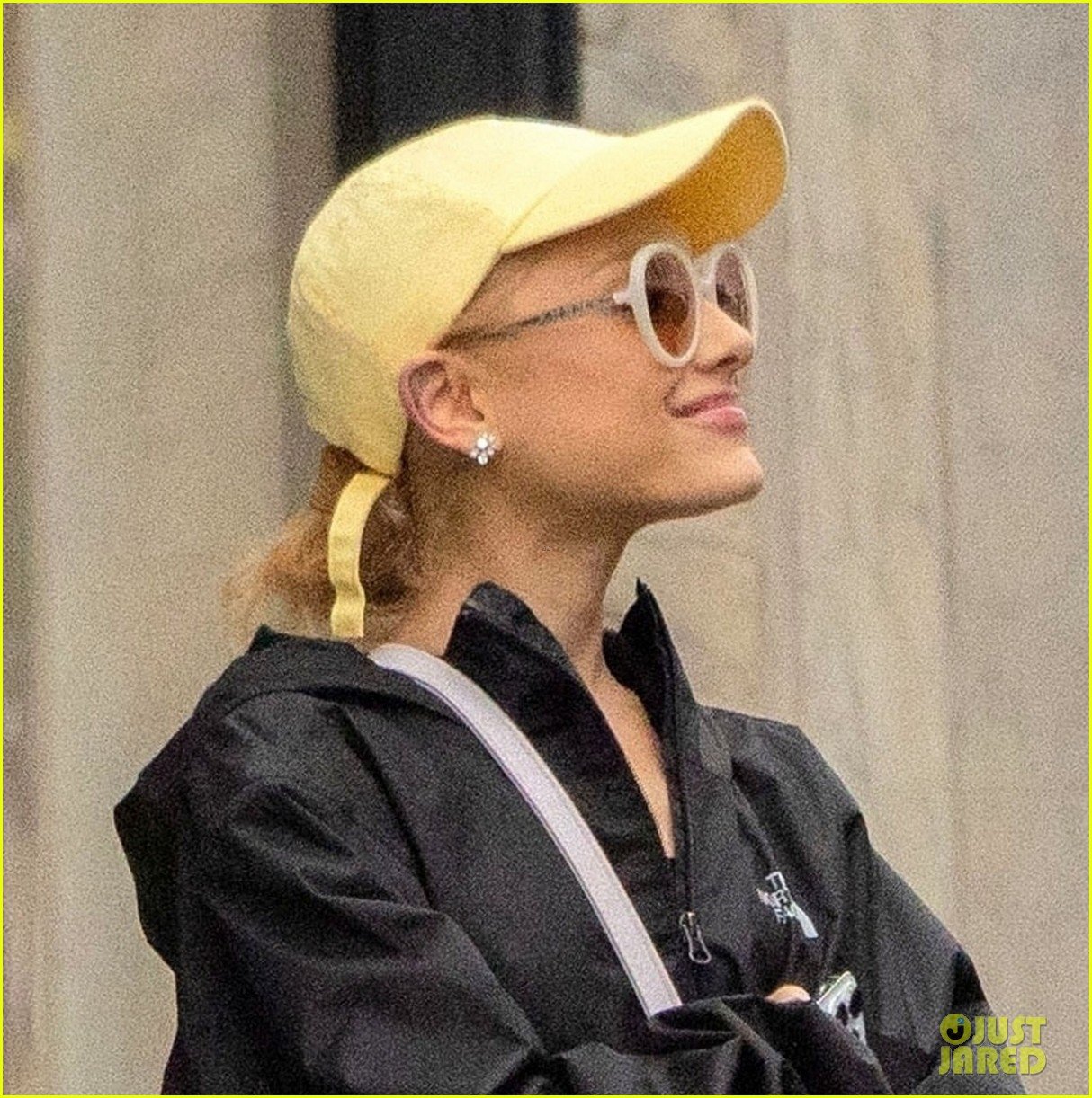 ariana grande does some shopping in london 08