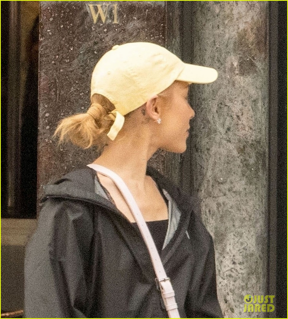 ariana grande does some shopping in london 09