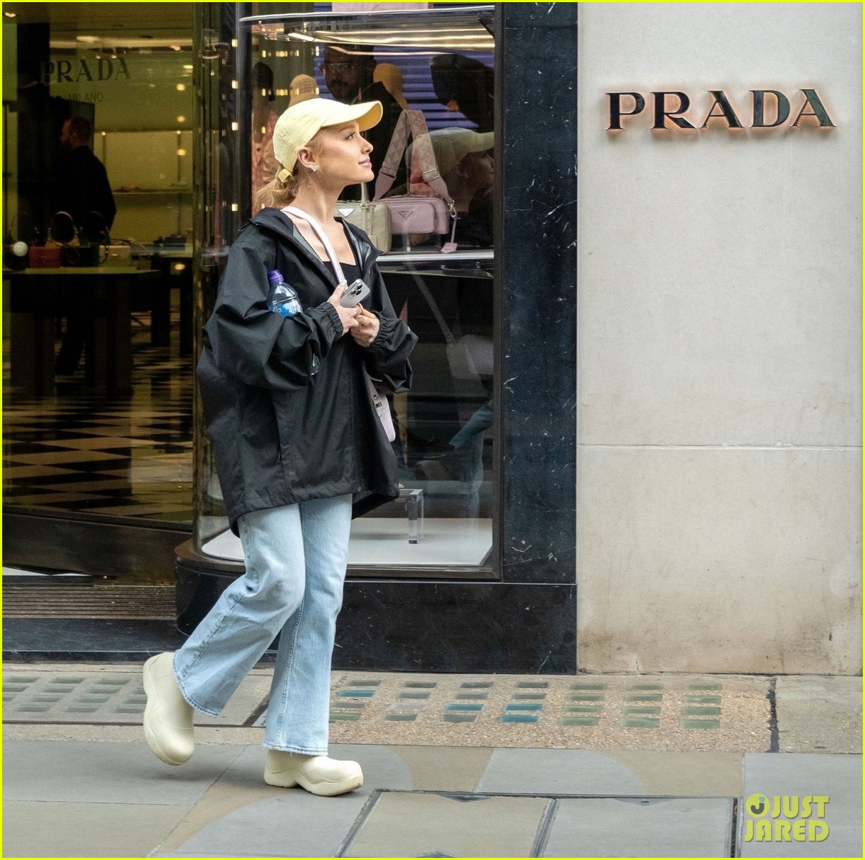 ariana grande does some shopping in london 12
