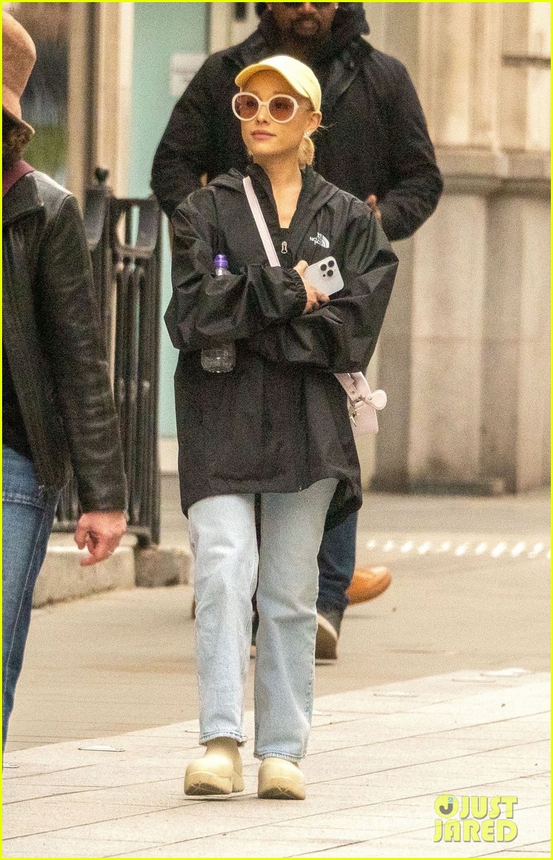 ariana grande does some shopping in london 15