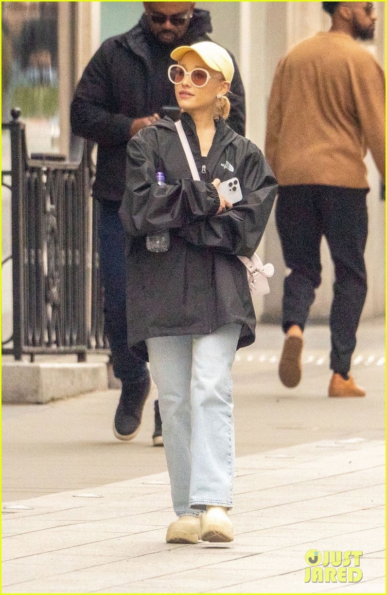 ariana grande does some shopping in london 16