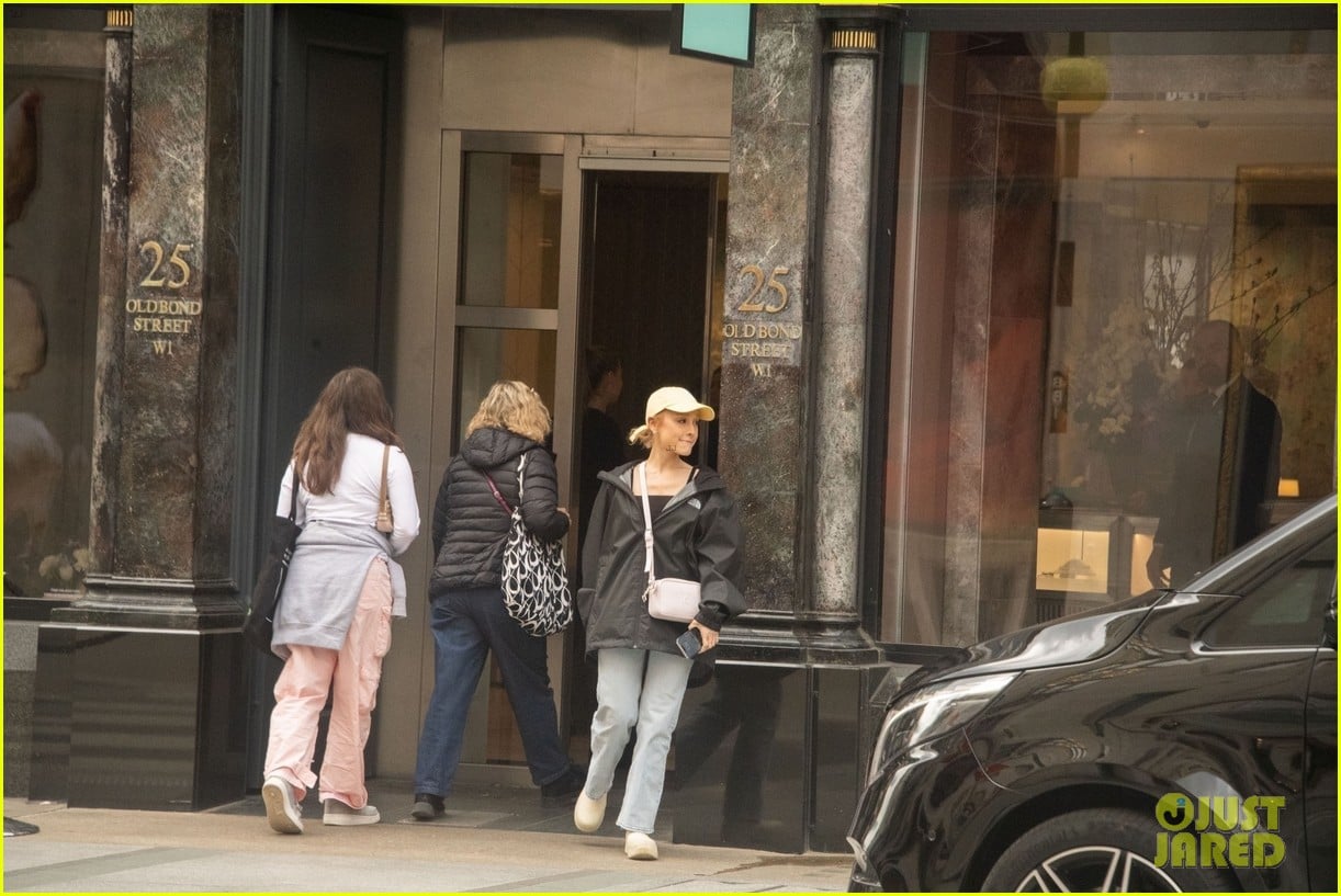 ariana grande does some shopping in london 18