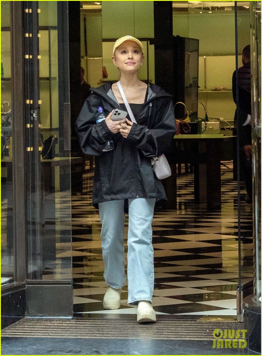 ariana grande does some shopping in london 20