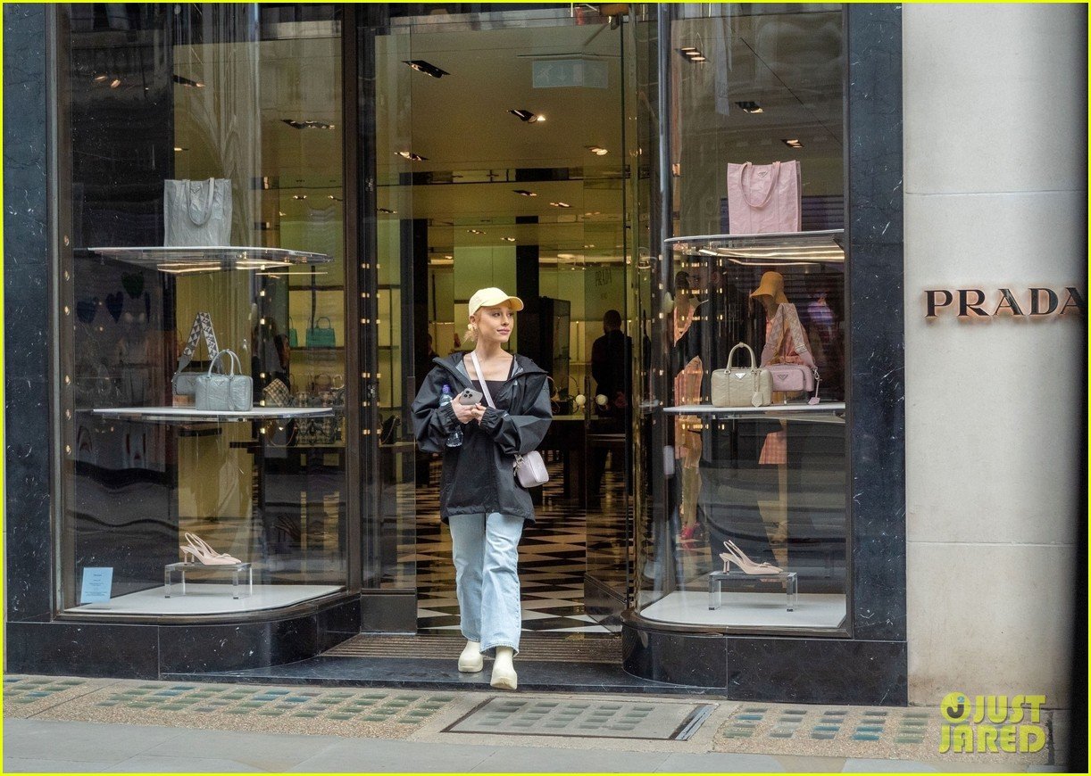 ariana grande does some shopping in london 21