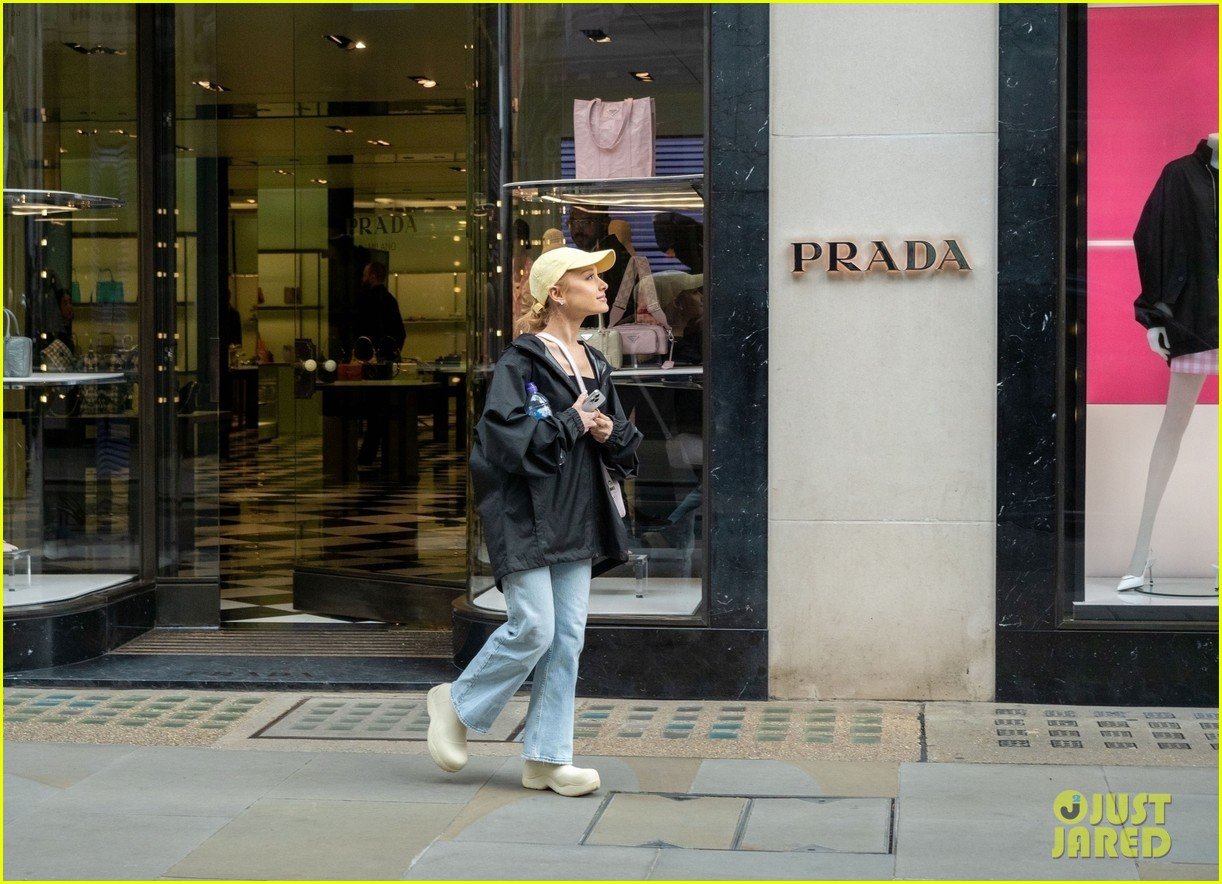 ariana grande does some shopping in london 22
