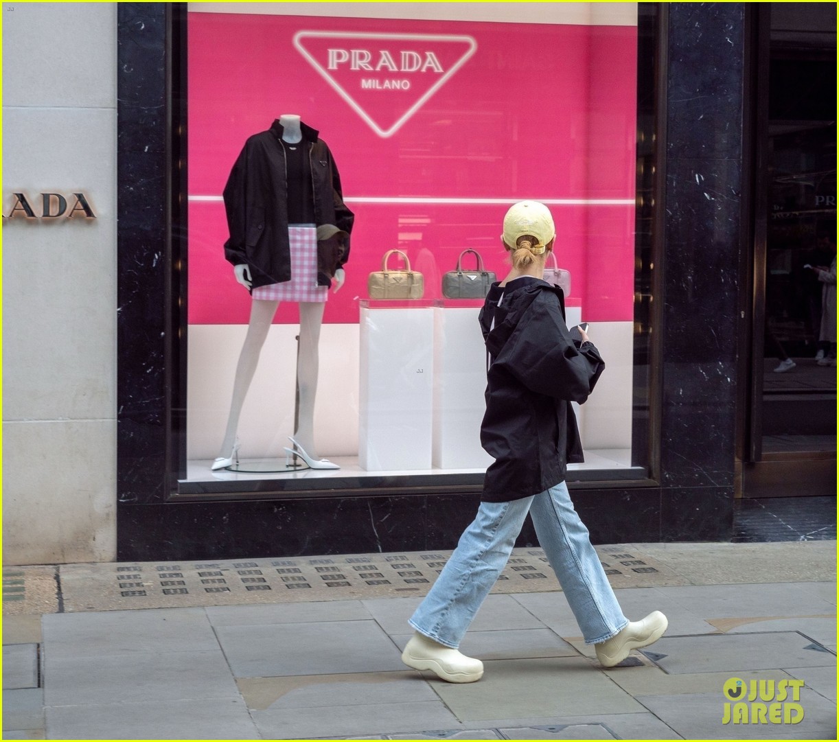 ariana grande does some shopping in london 23