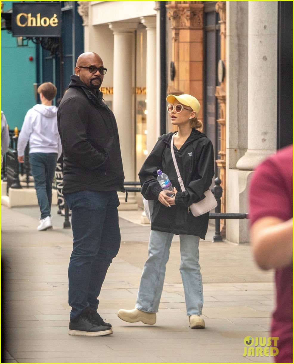 ariana grande does some shopping in london 24