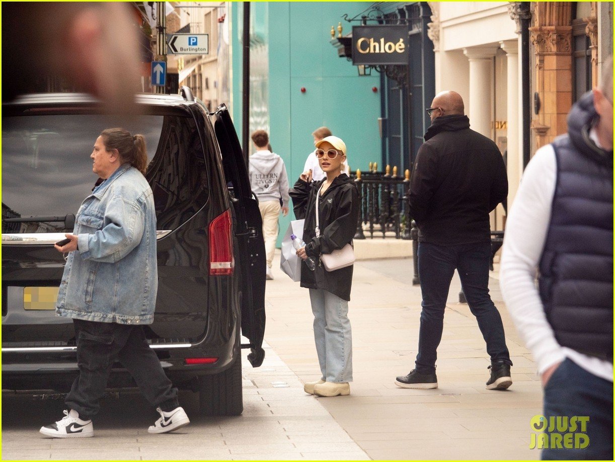 ariana grande does some shopping in london 25