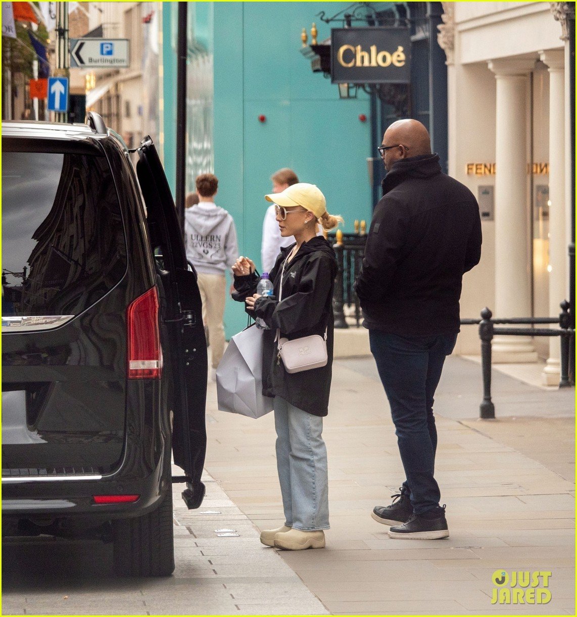 ariana grande does some shopping in london 26