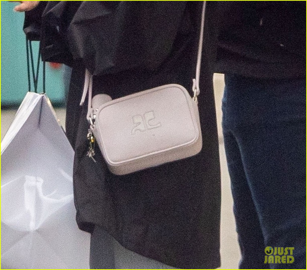 ariana grande does some shopping in london 27