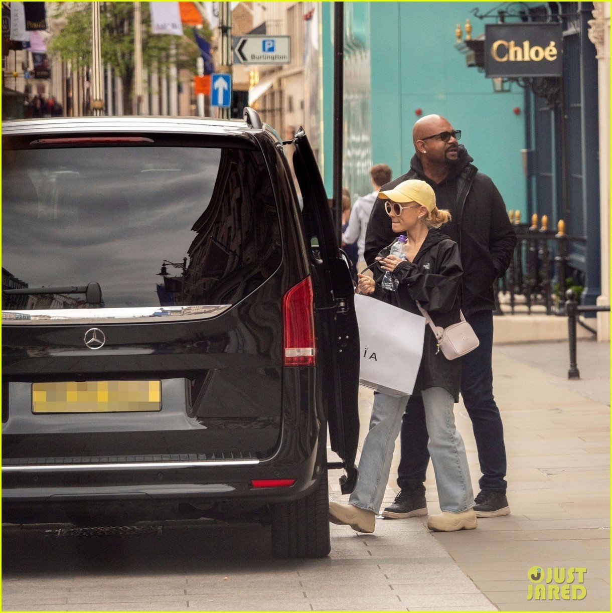 ariana grande does some shopping in london 28