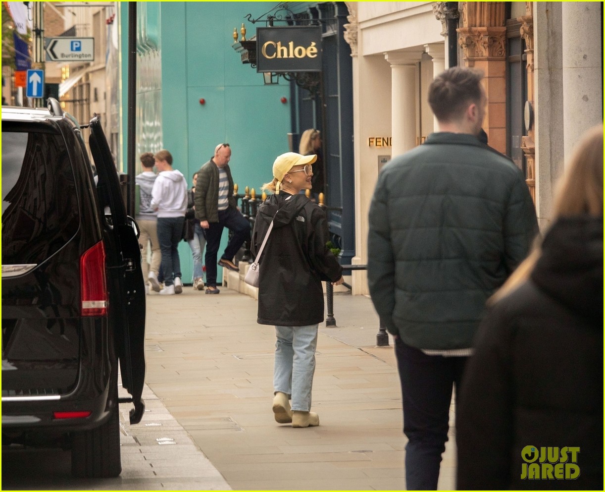 ariana grande does some shopping in london 29