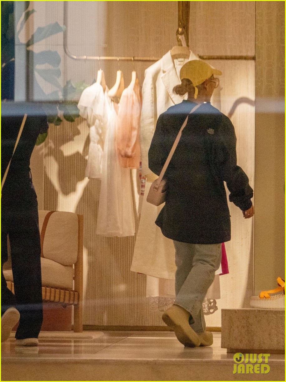 ariana grande does some shopping in london 31