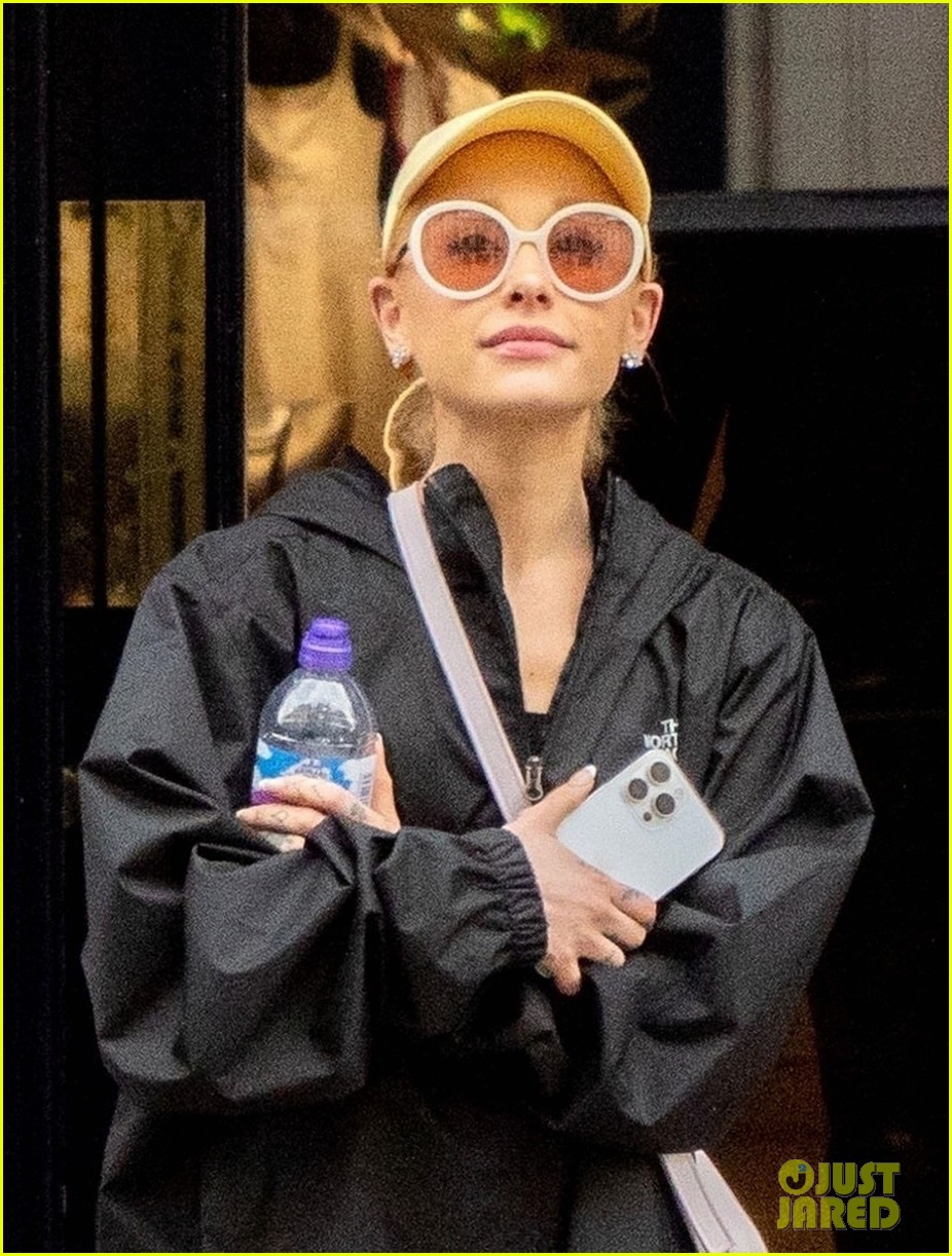 ariana grande does some shopping in london 41