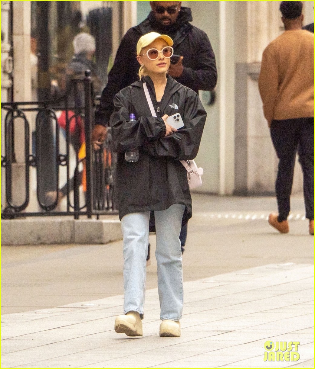 ariana grande does some shopping in london 53