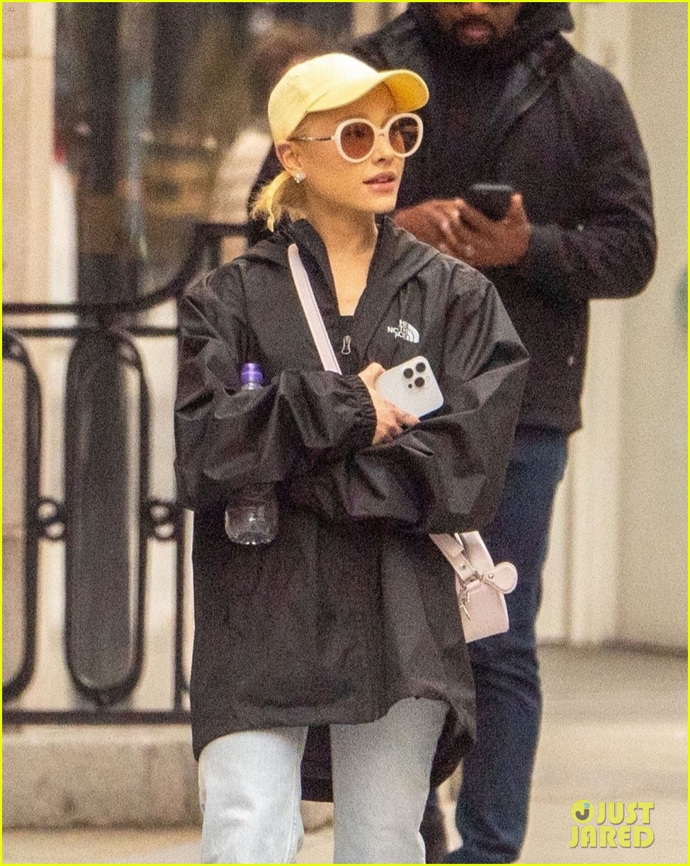 ariana grande does some shopping in london 54
