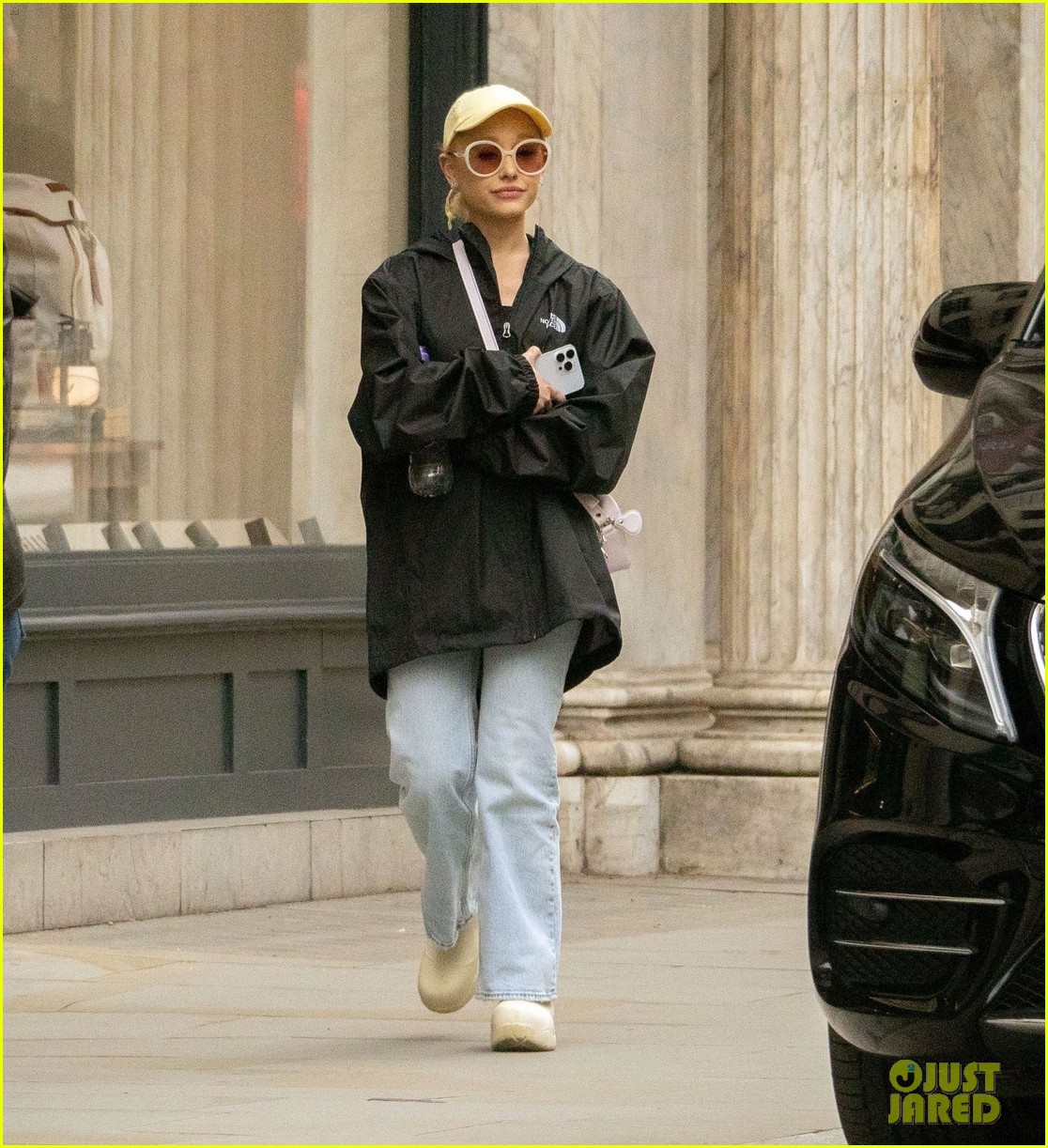 ariana grande does some shopping in london 60