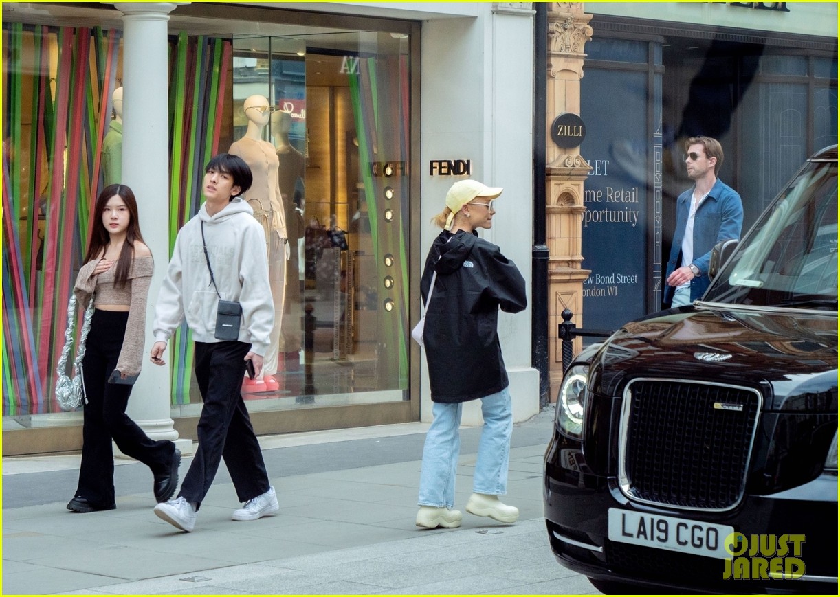 ariana grande does some shopping in london 65