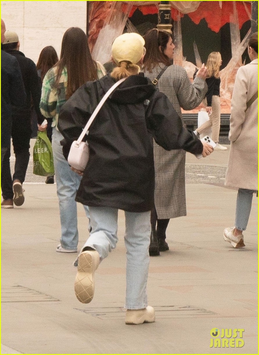 ariana grande does some shopping in london 66