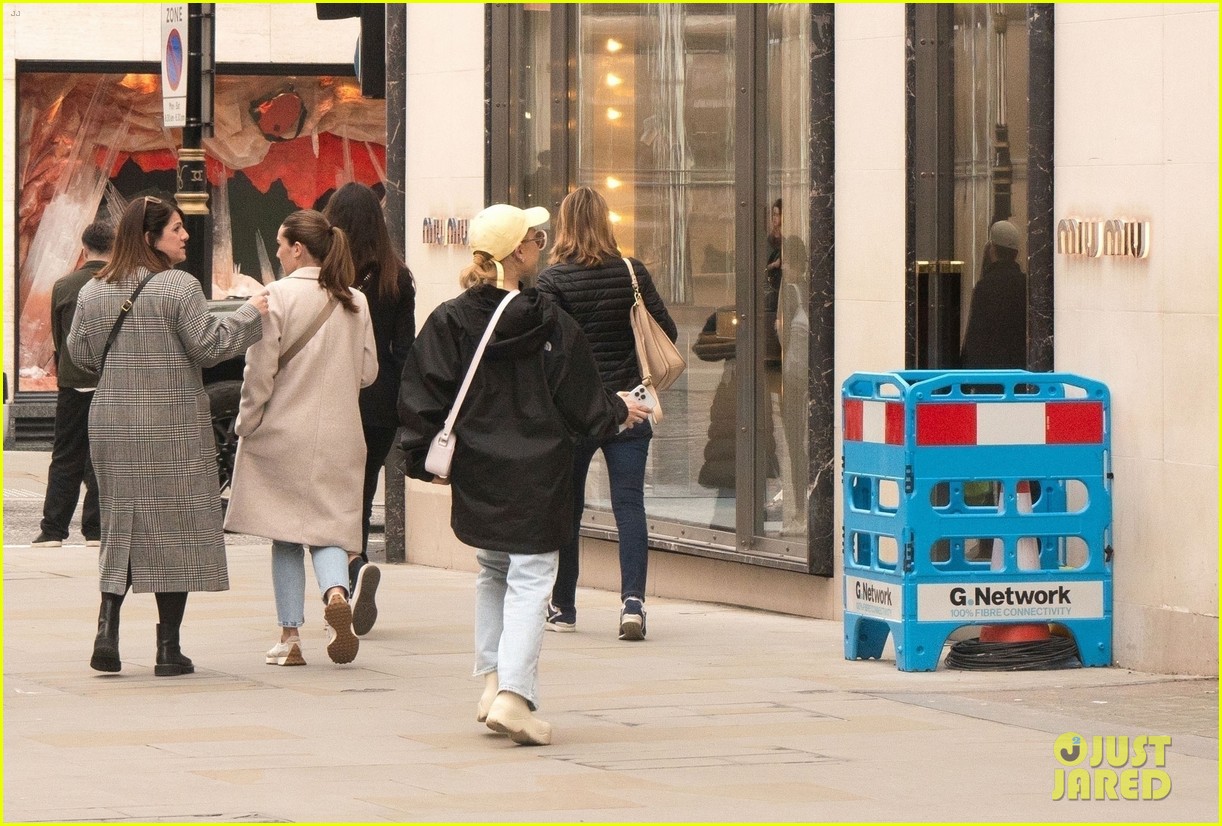 ariana grande does some shopping in london 67