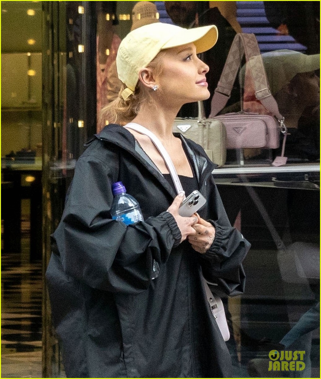 ariana grande does some shopping in london 69