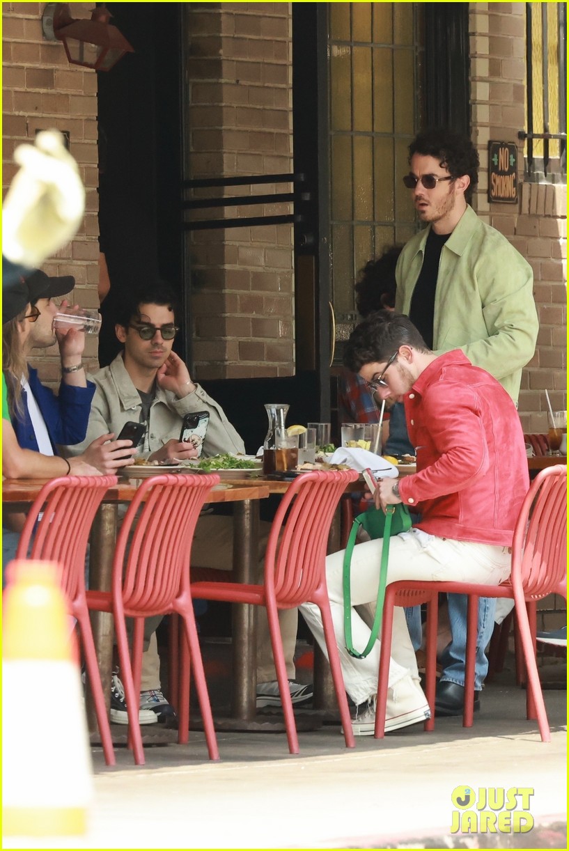 jonas brothers meet up for lunch in la 04