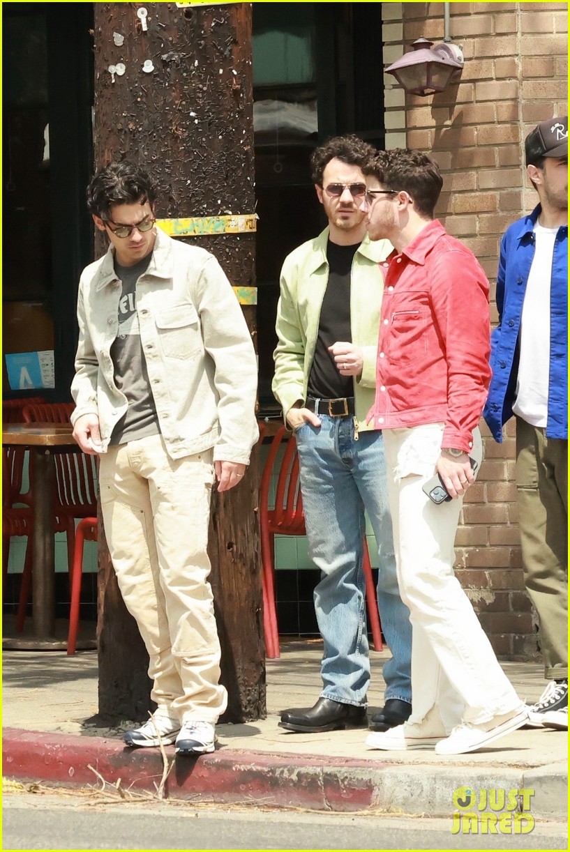 jonas brothers meet up for lunch in la 14