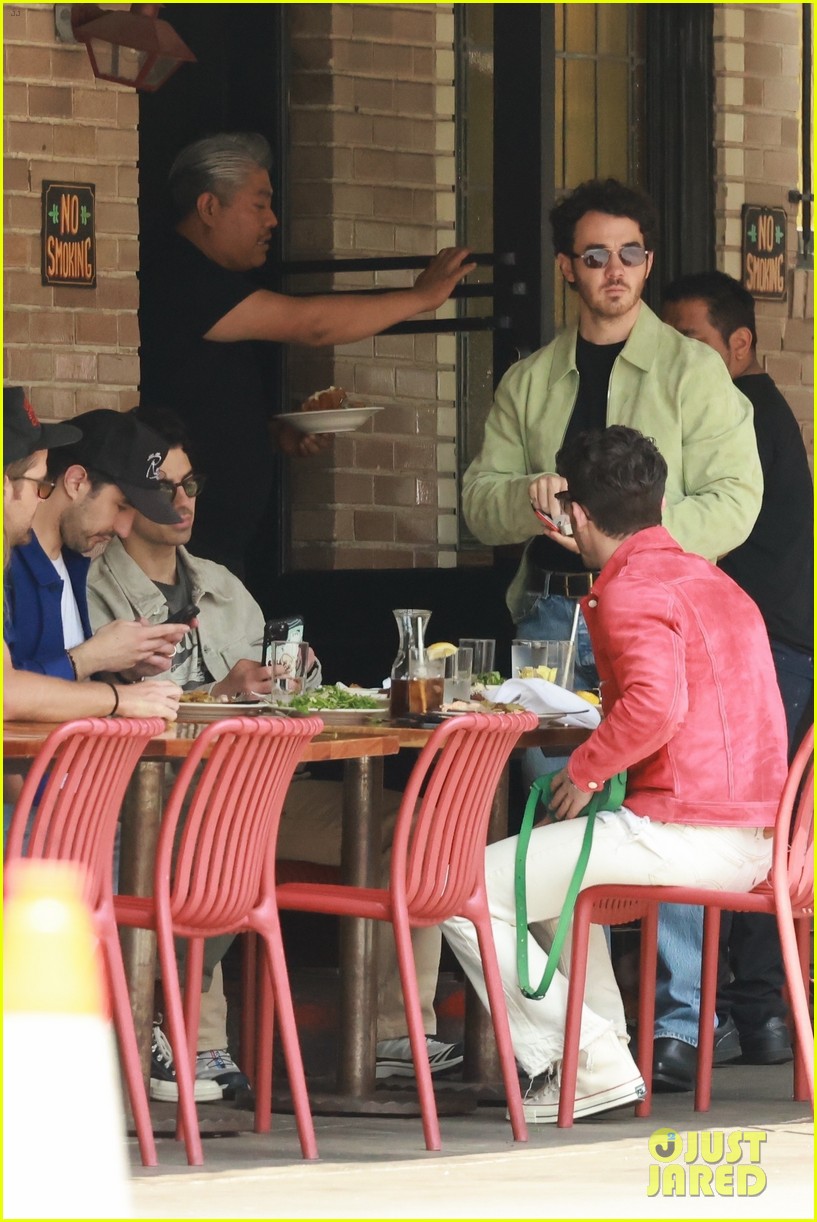 jonas brothers meet up for lunch in la 15