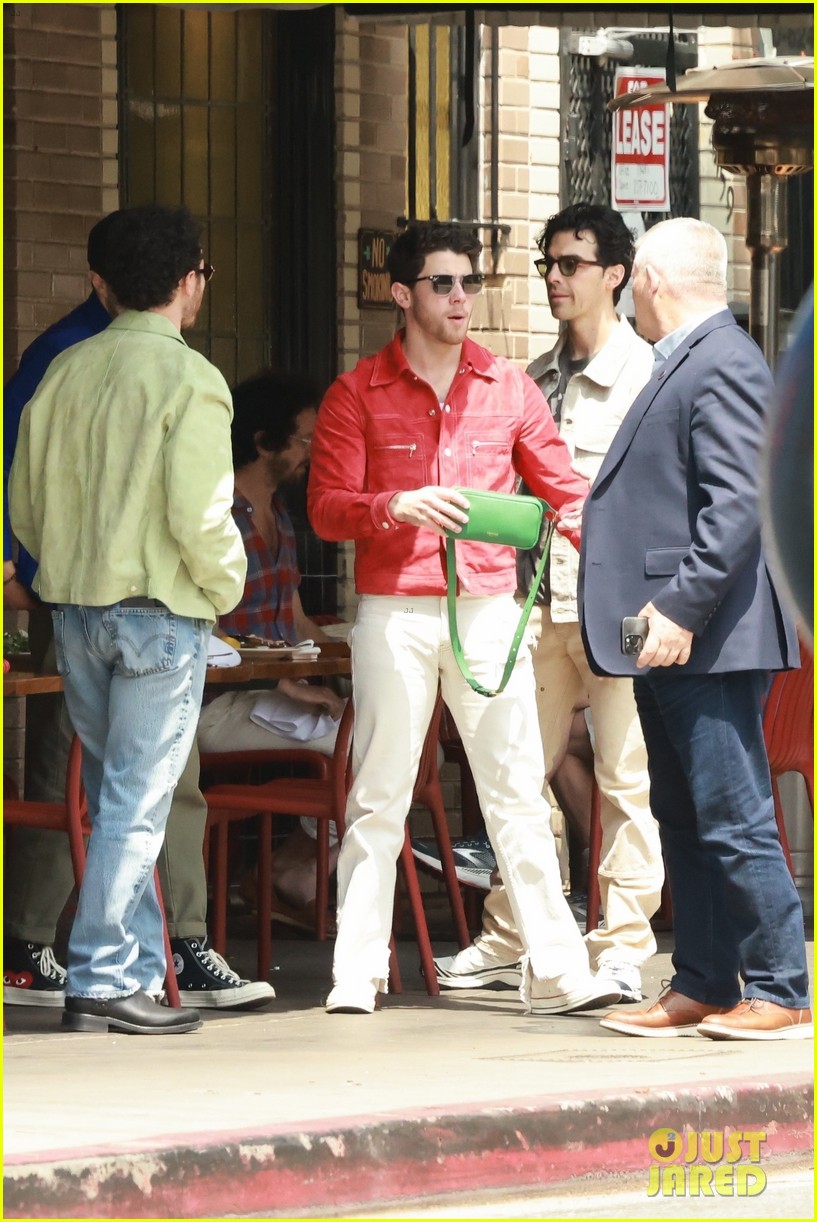 jonas brothers meet up for lunch in la 31