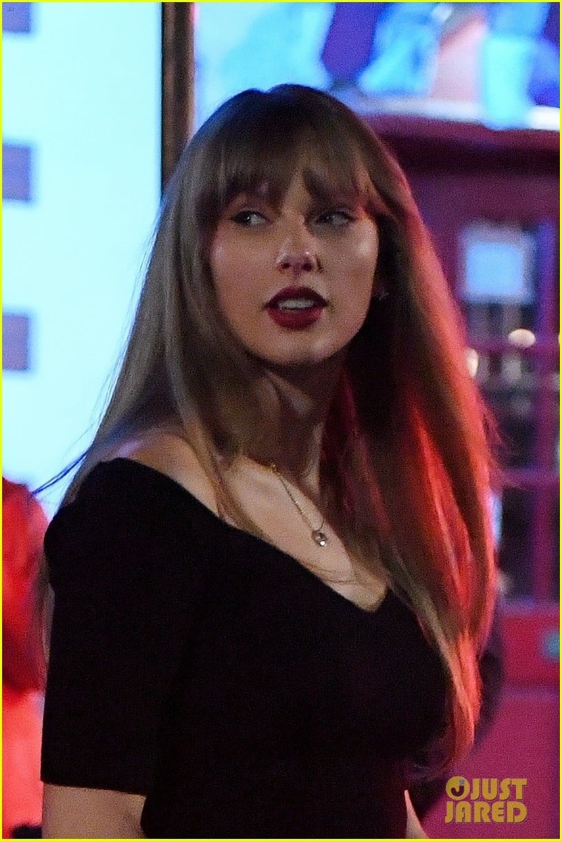 Taylor Swift Makes First Appearance Since Breakup, Grabs Dinner with