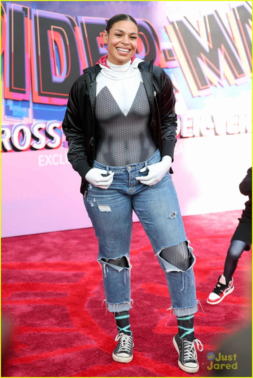 hailee steinfeld goes denim for spider man premiere with shameik moore and more 27