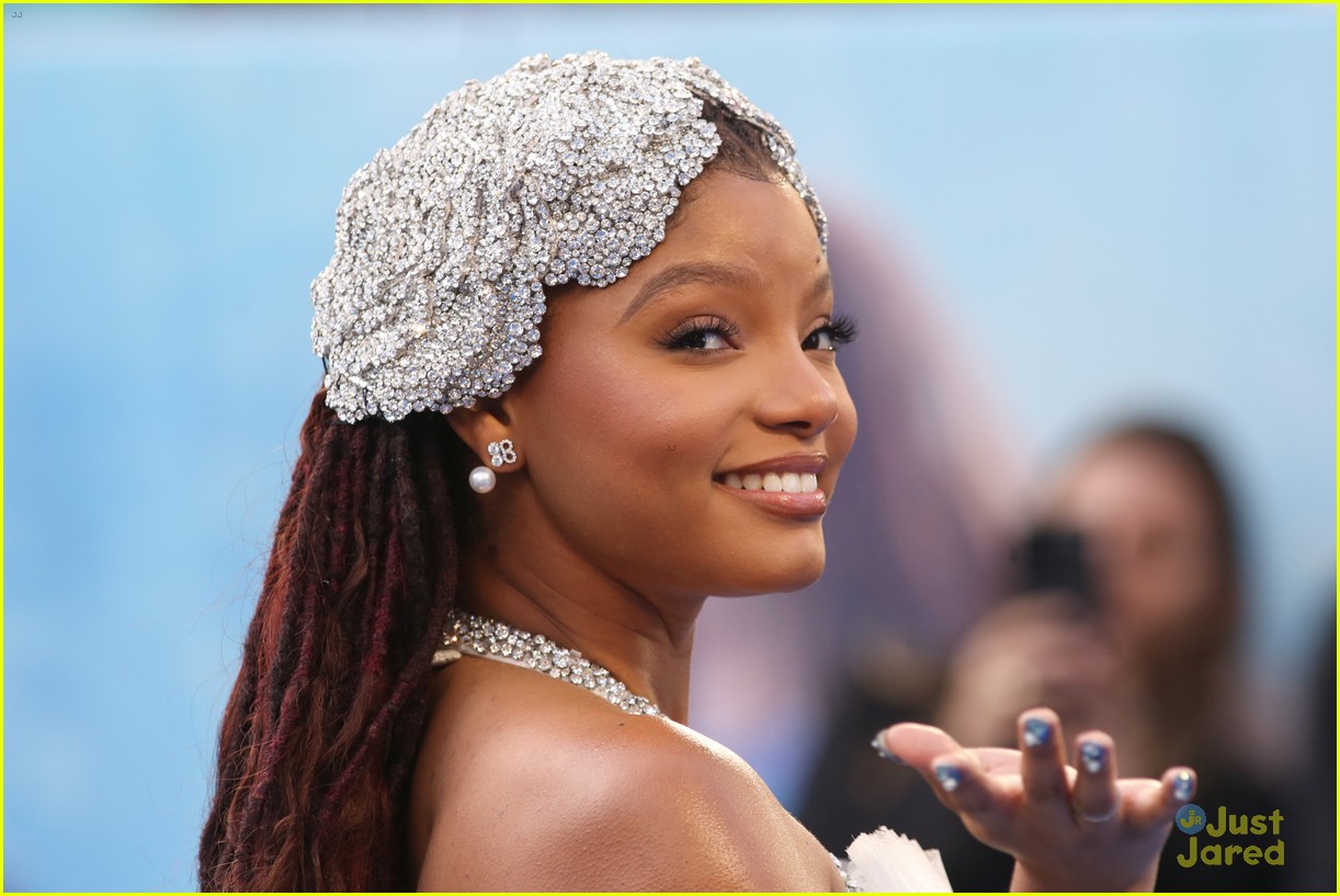 Halle Bailey Hugs Adorable Little Girl at 'The Little Mermaid' UK ...