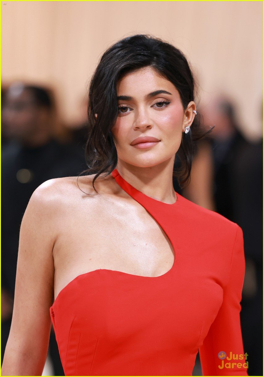 kendall kylie jenner show some leg at met gala 2023 02
