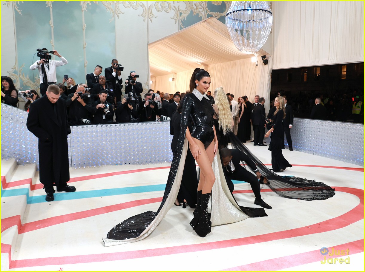 kendall kylie jenner show some leg at met gala 2023 03