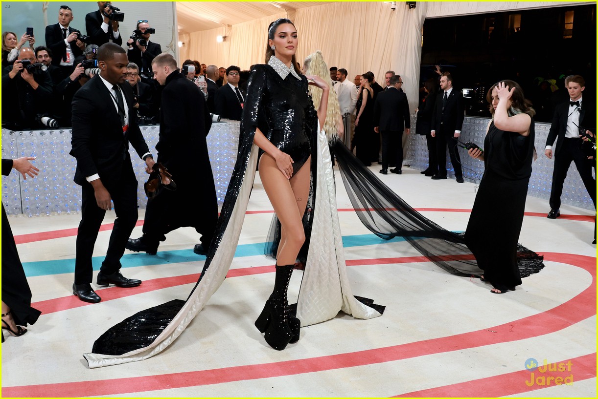 kendall kylie jenner show some leg at met gala 2023 08