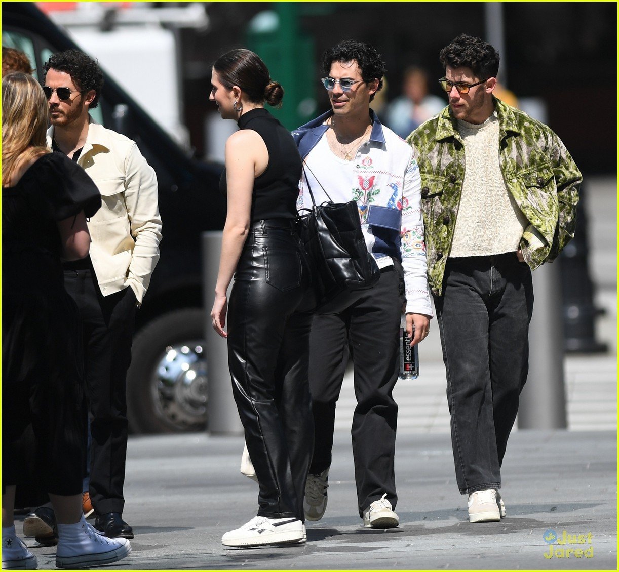 jonas brothers run into fan while out in nyc between meetings 01