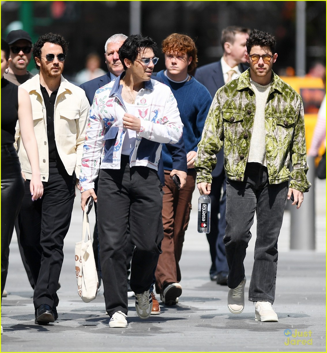 jonas brothers run into fan while out in nyc between meetings 03