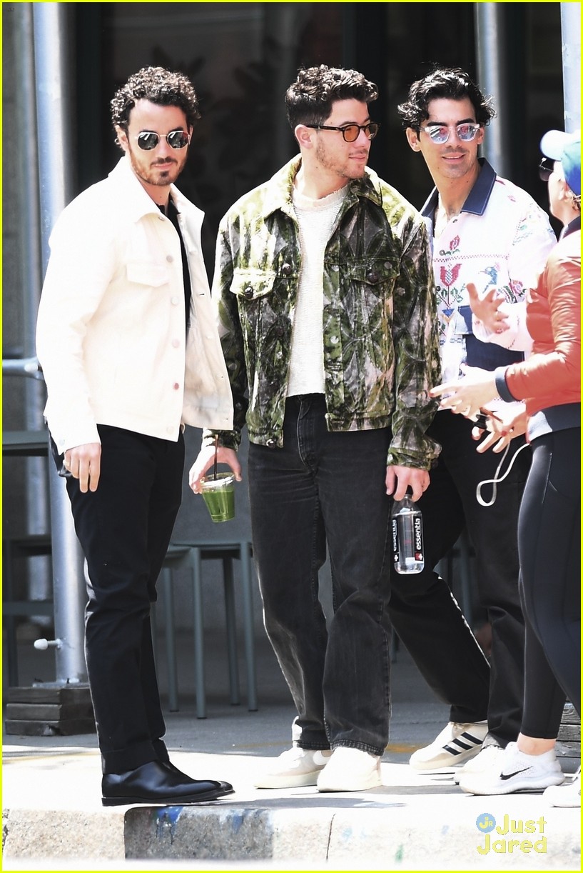 jonas brothers run into fan while out in nyc between meetings 05