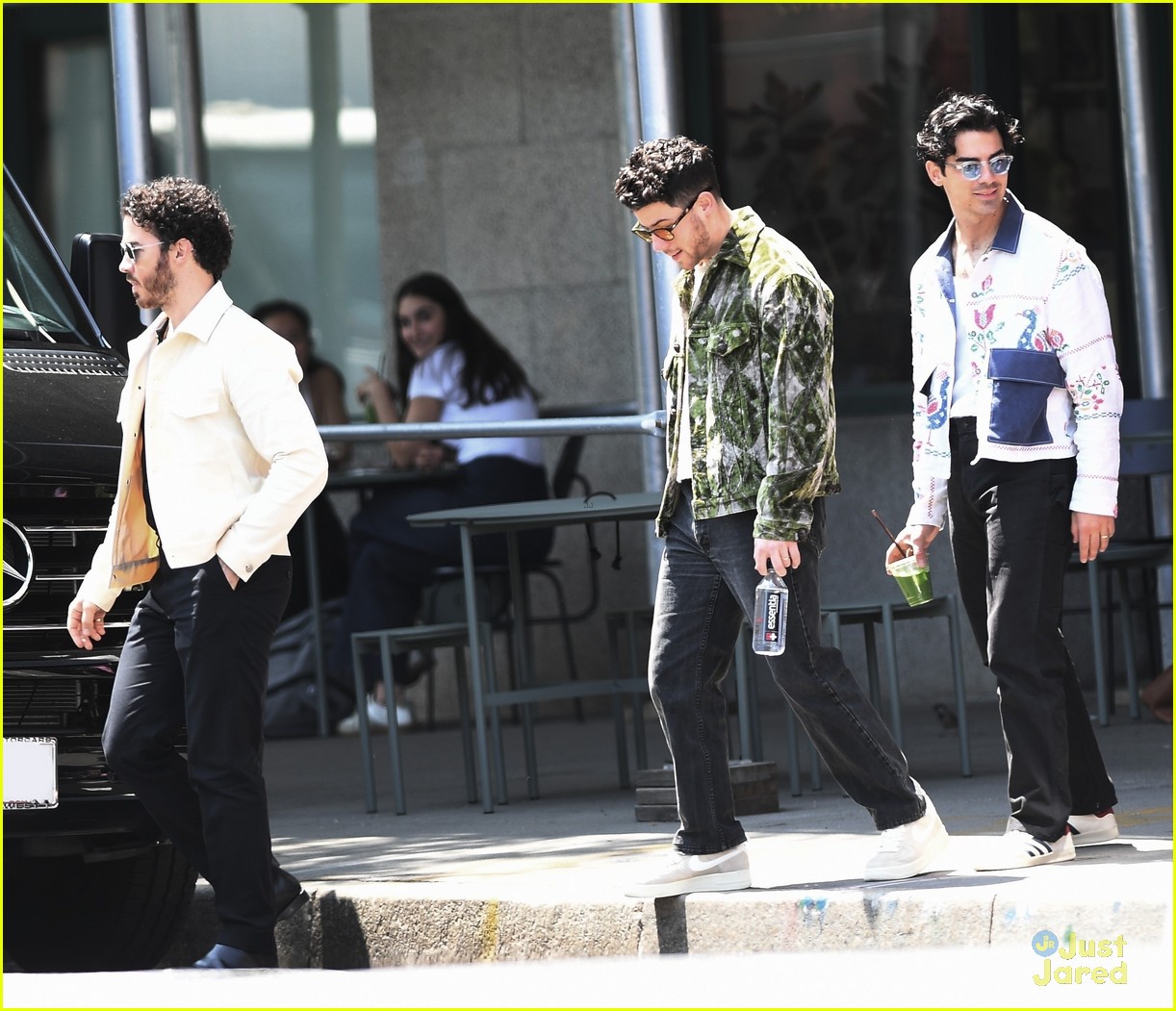 jonas brothers run into fan while out in nyc between meetings 06
