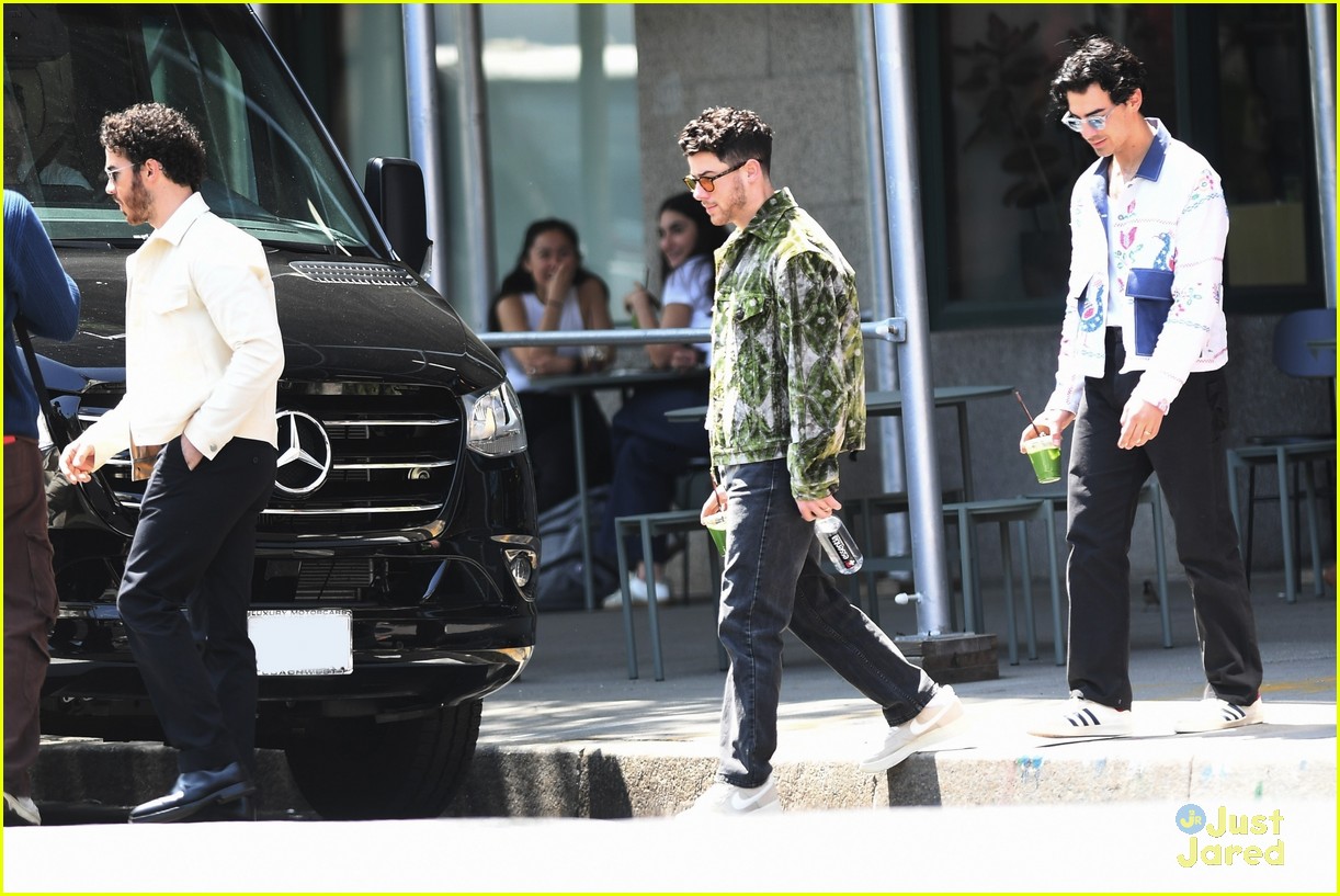 jonas brothers run into fan while out in nyc between meetings 07