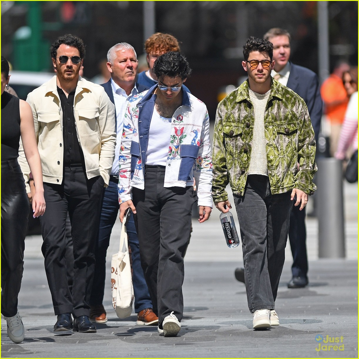 jonas brothers run into fan while out in nyc between meetings 11