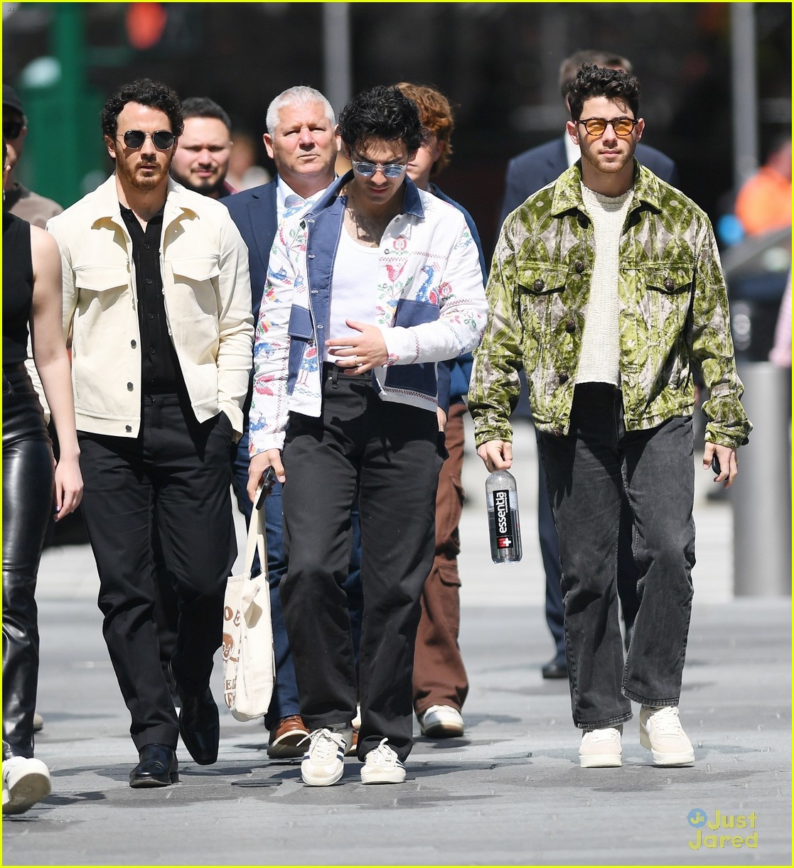 jonas brothers run into fan while out in nyc between meetings 12