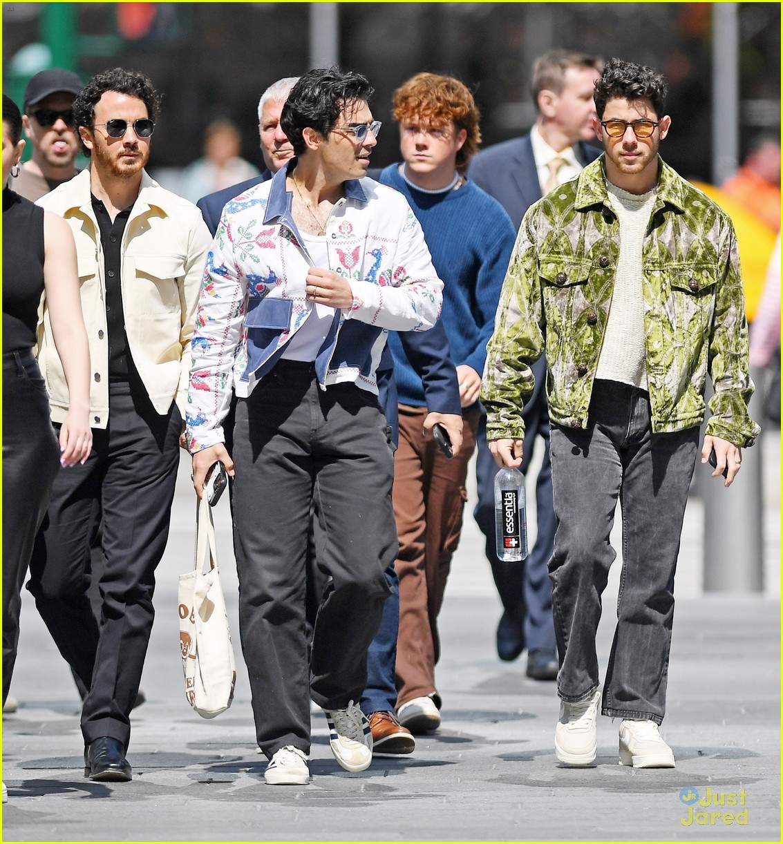 jonas brothers run into fan while out in nyc between meetings 13