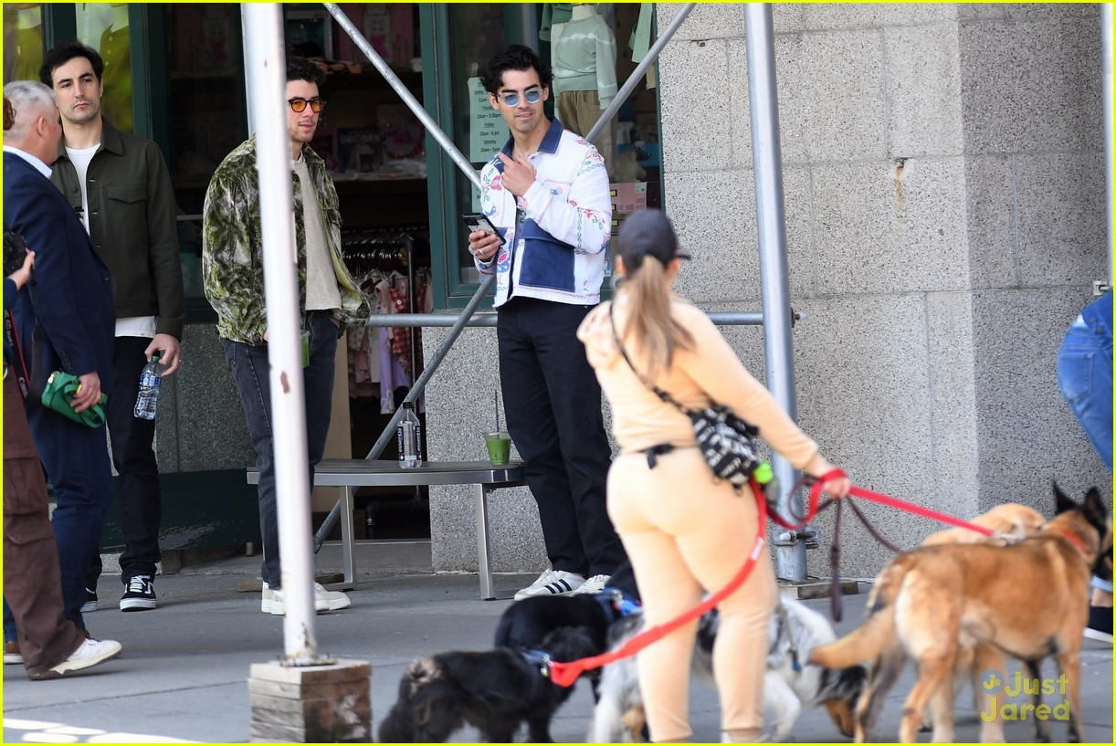 jonas brothers run into fan while out in nyc between meetings 21